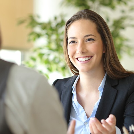 Joven es rechazada de empleo por "sonreír demasiado" durante entrevista de trabajo