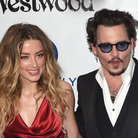 Con audio del testimonio de Amber Heard interrumpen conferencia de Johnny Depp