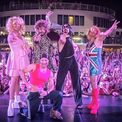 Los Backstreet Boys se disfrazan de las Spice Girls en pleno concierto