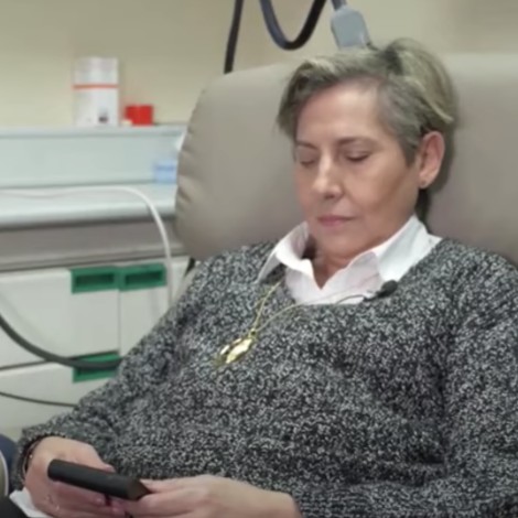 Gracias a implante cerebral y “Los Simpson”, mujer recupera la vista