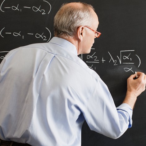 Profesor de matemáticas se hace viral por anunciar clases a domicilio con cartel hecho a mano