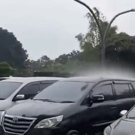 Cae lluvia en un solo coche, momento se hace viral