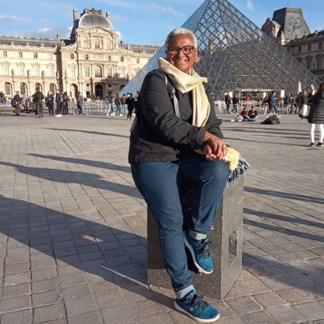 Abuelita rechazó cuidar a sus nietos y vendió su casa para viajar por el mundo