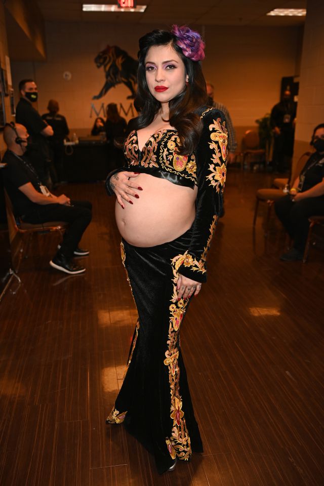 Mon Laferte deja a la vista su panza de embarazo con vestido en Latin  Grammys | Moda y Belleza | LOS40 México