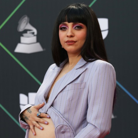 Mon Laferte deja a la vista su panza de embarazo con vestido en Latin Grammys