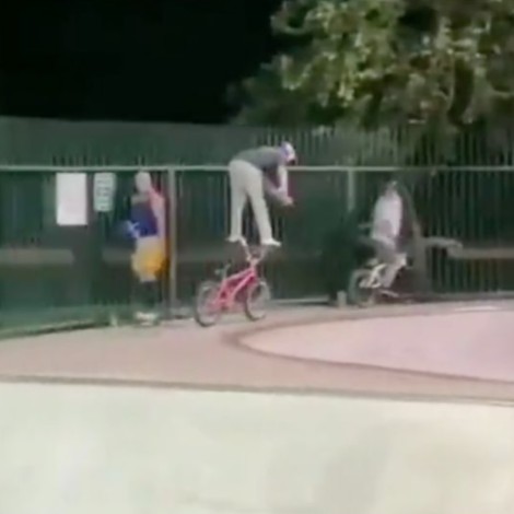 Hombre se sube a manubrio de bicicleta y al conducirla con perfección se vuelve viral