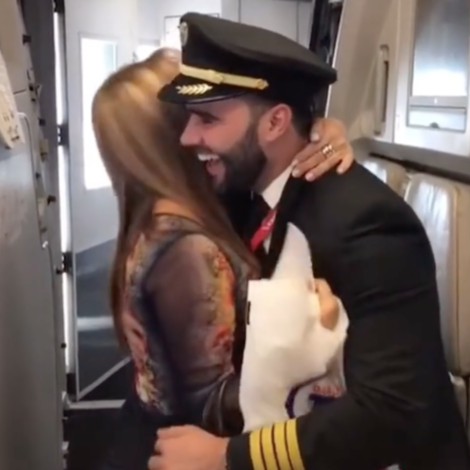 Reacción de una madre al ver que su hijo era el piloto de un vuelo se vuelve viral