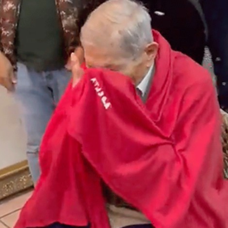 Abuelito de 91 años llora al ver ganar al Atlas