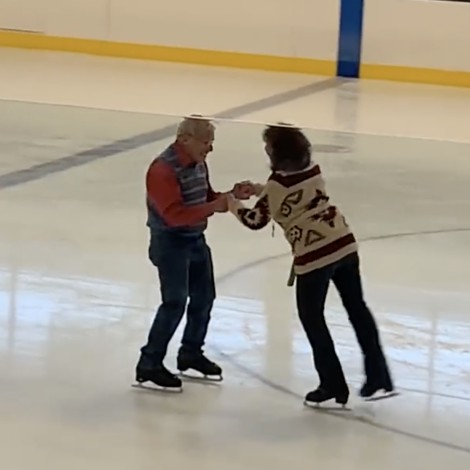 Abuelito aprende a patinar sobre hielo tras diagnóstico de cáncer en etapa 4