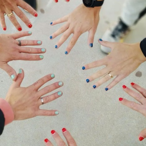 Profesores de primaria usan falda y se pintan las uñas en apoyo a un alumno trans