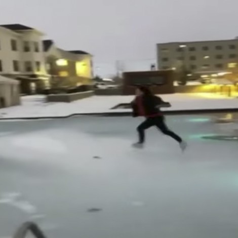 Mujer cruza corriendo piscina helada y sufre monumental caída