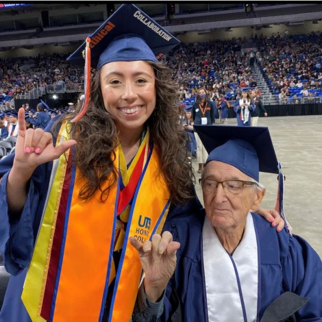 Abuelo de 88 años se gradúa de la Universidad con su nieta