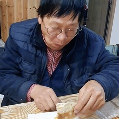 Coreano da a probar quesadillas a su familia por primera vez