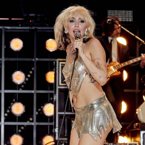 Miley Cyrus tiene incidente con blusa en pleno concierto de Año Nuevo