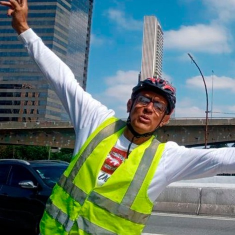 Padre viaja 1.400 kilómetros en bicicleta para estar en la graduación de su hijo