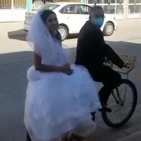 Papá lleva al altar a su hija en bicicleta y el tierno momento se hace viral