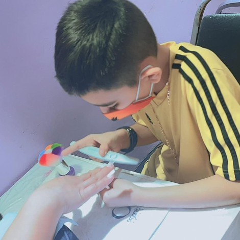 Niño pone uñas acrílicas para ayudar a pagar operación de su hermanito