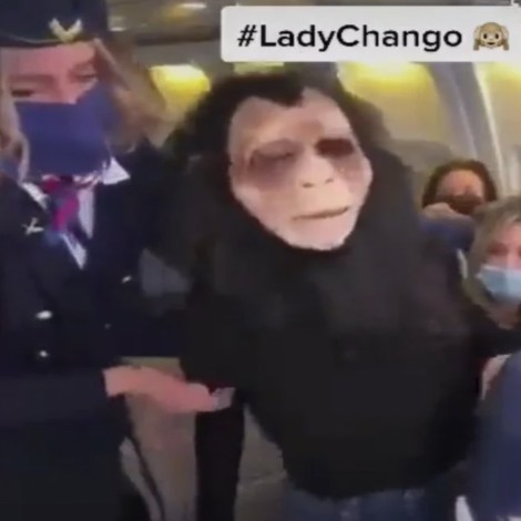 Mujer se pone máscara de chango al negarse a usar cubrebocas en un avión