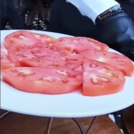 Hombre exhibe a restaurante mexicano que le vendió una ensalada de jitomate en 300 pesos