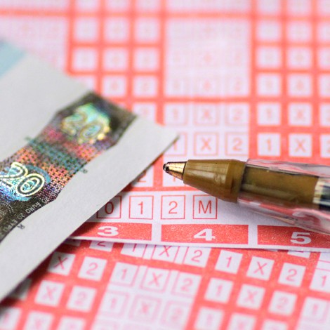 Hombre gana la lotería y decide no compartir el dinero con la familia