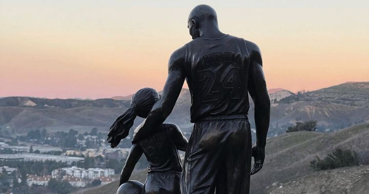 Colocan estatua de Kobe Bryant y su hija Gianna en lugar de accidente | Actualidad | LOS40 México