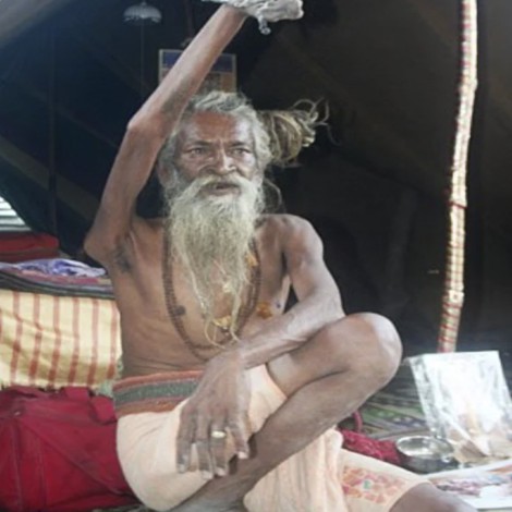 Conoce al hombre hindú que no ha bajado el brazo en más de 45 años