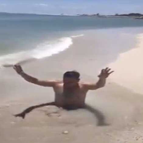 Hombre impacta las redes sociales al ser tragado por la arena a la orilla de la playa