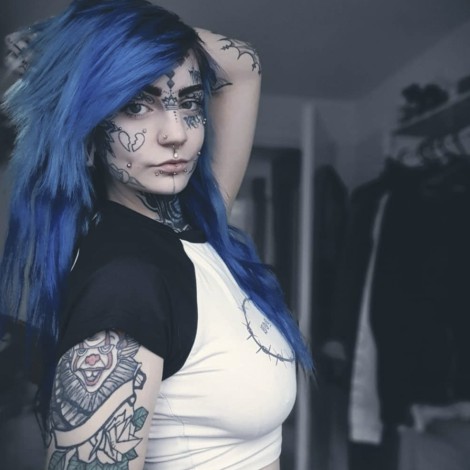 Mujer se vuelve viral al cubrir sus tatuajes del rostro con maquillaje y ni sus padres la reconocieron
