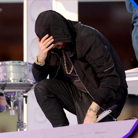 Eminem lanza fuerte mensaje al arrodillarse durante su presentación en el Super Bowl