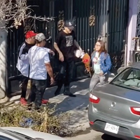 Mujer se hace viral al ver a sus cuatro novios esperándola en la puerta de su casa