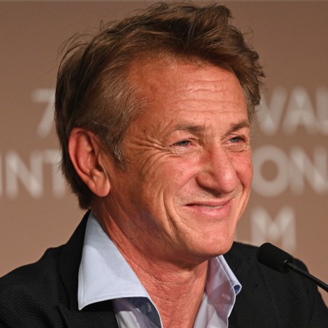 Sean Penn causa controversia en internet al criticar a los hombres que usan falda