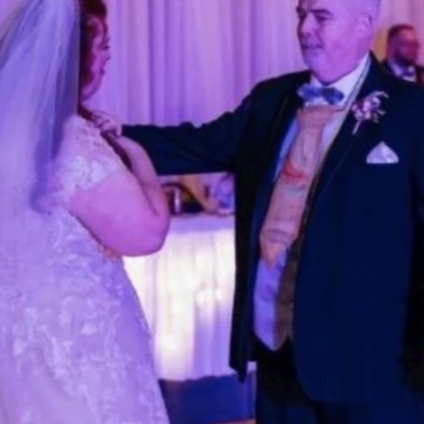 Papá usa en la boda de su hija, corbata de papel que ella le hizo de niña