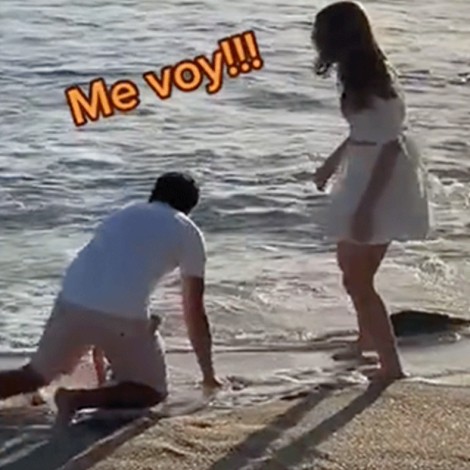 Le pide matrimonio a su novia en la playa y anillo se le cae en el mar