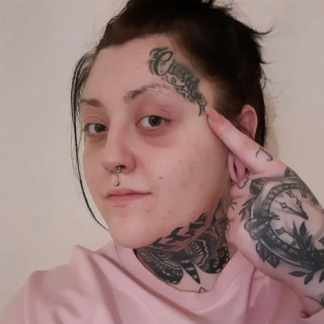 Mujer se hace tatuaje en la cara y luego se arrepiente porque no consigue trabajo