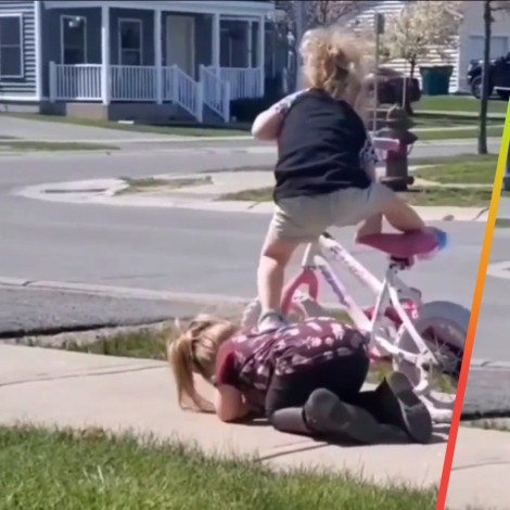 Amor de hermanas: Niña se vuelve “escalón” para que su hermanita se suba a la bicicleta