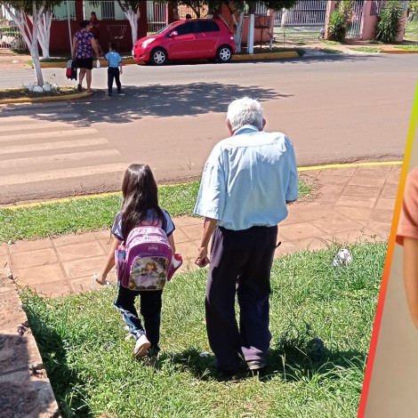 Abuelito espera todos los días a su nieta a que salga de la escuela y conquista las rede sociales