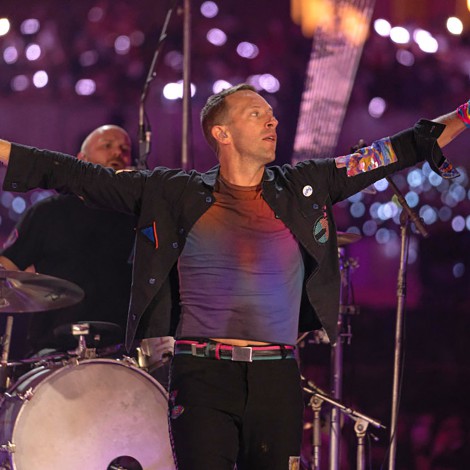 Coldplay realiza homenaje en pleno concierto a Juan Gabriel