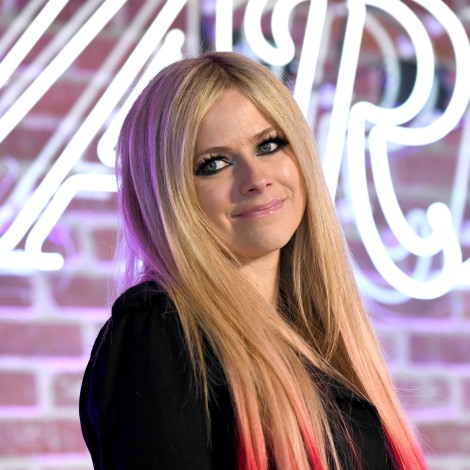 Avril Lavigne sorprende a todos al comprometerse en París con Derek Ryan