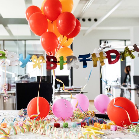 Empleado demanda a empresa por hacerle fiesta de cumpleaños sorpresa