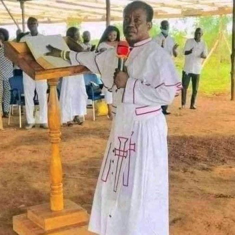 Pastor africano dice que “Dios lo instruyó” a usar tacones altos cuando comparte el Evangelio