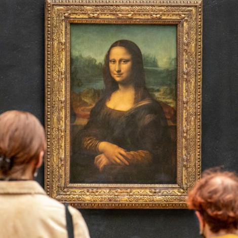 Hombre lanza “pastelazo” a la “Mona Lisa” en el Museo de Louvre