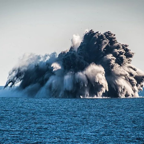 Volcán submarino habitado por ‘tiburones mutantes’ entra en erupción