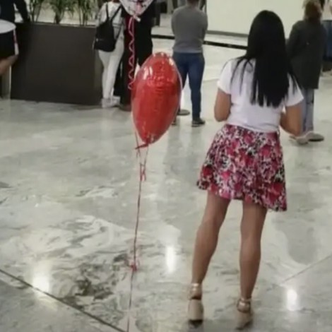 Mujer va al aeropuerto a recoger a su novio de internet y él no la reconoce