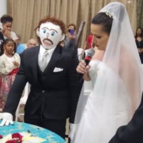 Mujer se hace viral en la red al casarse con un muñeco de trapo y tener un hijo con él