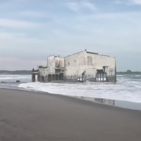 ¿Cómo terminó esta casa abandonada en la orilla del mar?