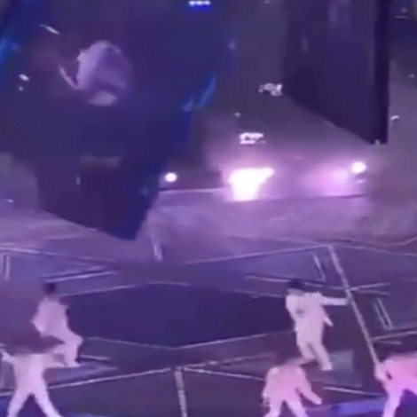 ¡Una desgracia! Durante concierto, enorme pantalla cae encima de integrantes de banda de K-pop
