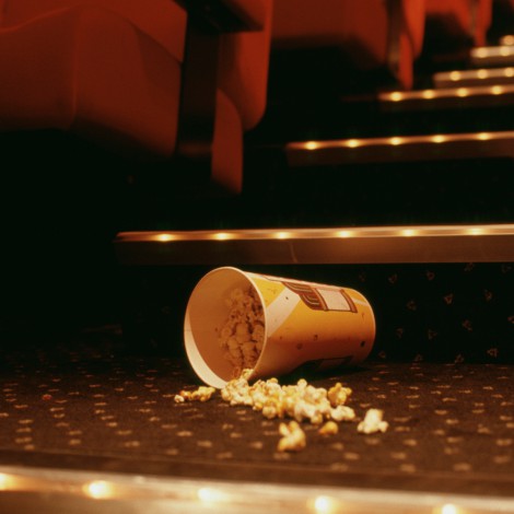 Viral: Joven se queda dormido en el cine y lo dejan encerrado