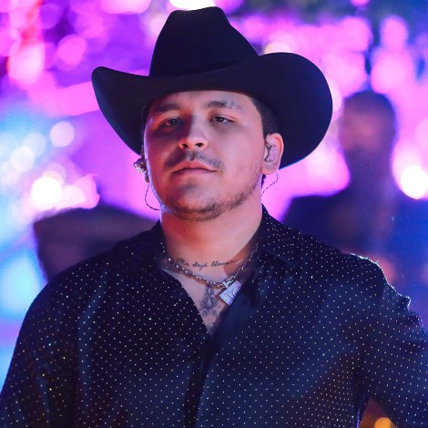 ¿No eran reales? Christian Nodal sorprende al aparecer sin sus característicos tatuajes
