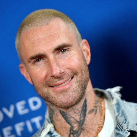 Adam Levine habría engañado a su esposa y querría ponerle el nombre de su amante al bebé que esperan