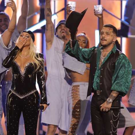 Christina Aguilera y Christian Nodal hacen dueto en los Latin Grammy 2022; ella cantó en español
